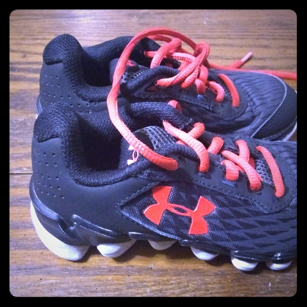 Boys shoes size 11 k Under Armour